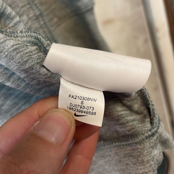 Nwot Nike woman’s grey open sweatshirt - Picture 10 of 10